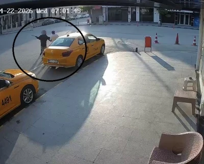 Su&ccedil; makinesi &ouml;n&uuml;ne geleni satırla yaraladı, o anlar kameraya yansıdı
