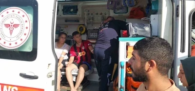 Suda çırpınan 2 genci çevredekiler son anda kurtardı
