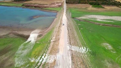 Sular çekildi karayolu ortaya çıktı
