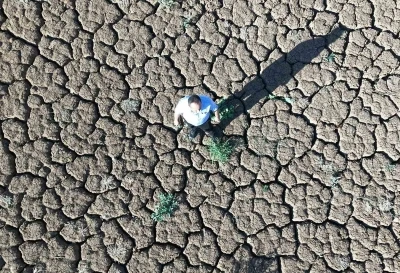 Sular çekildi, kuraklık göleti çorak araziye dönüştürdü
