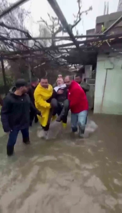 Suların y&uuml;kseldiği evinde mahsur kalan fel&ccedil;li adamın yardımına Kızılay ekipleri yetişti
