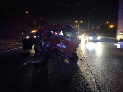 Sultanbeyli’de 2 minibüs çarpıştı: 9 yaralı
