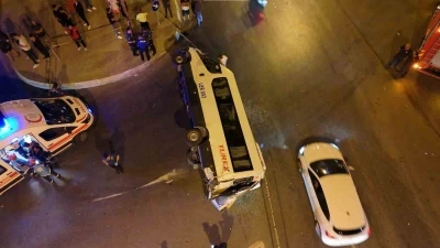 Sultanbeyli’de aşırı süratli araç minibüsle çarpıştı: 10 yaralı
