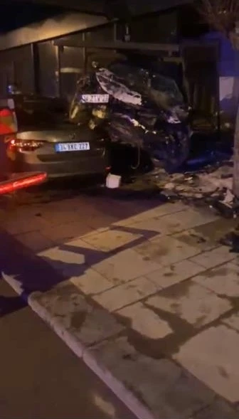 Sultanbeyli&rsquo;de otomobil ara&ccedil;ların &uuml;st&uuml;nden u&ccedil;up iş yerine girdi: Ka&ccedil;an s&uuml;r&uuml;c&uuml; yakalandı
