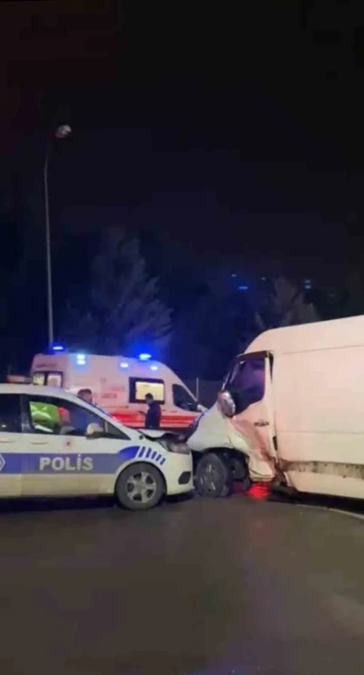 Sultanbeyli&rsquo;de polis aracı ile otomobil &ccedil;arpıştı: 3 yaralı
