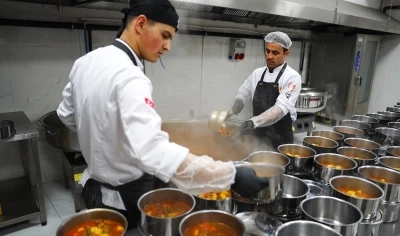 Sultanbeyli&rsquo;de Ramazan dayanışması: İyilik mutfağı kapı kapı hizmet veriyor
