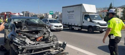 Sultanbeyli’de tıra çarpan Tesla hurdaya döndü

