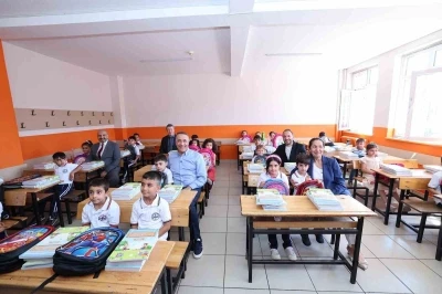 Sultangazi Belediyesinden öğrencilere çanta ve kırtasiye seti hediyesi
