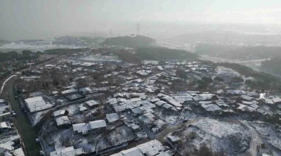 Sultangazi beyaza b&uuml;r&uuml;nd&uuml;: Kar yağışı aralıklarla devam ediyor
