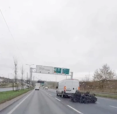 Sultangazi’de bu kadarına da &quot;pes&quot; dedirten görüntü: Aracın arkasına bağladığı onlarca kasayla böyle yol aldı
