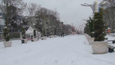 Sultangazi&rsquo;de &ccedil;ocuklar kardan adam yaptı, karın keyfini &ccedil;ıkardı
