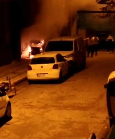 Sultangazi’de elektrikli araç yanarak küle döndü
