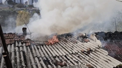 Sultangazi’de gecekonduda korkutan yangın
