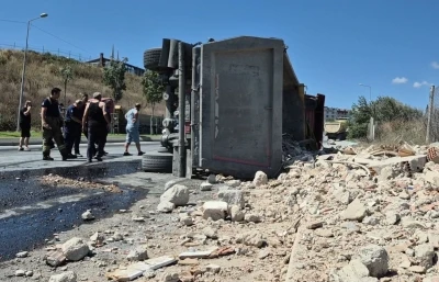 Sultangazi’de hafriyat yüklü tır devrildi: 1 yaralı
