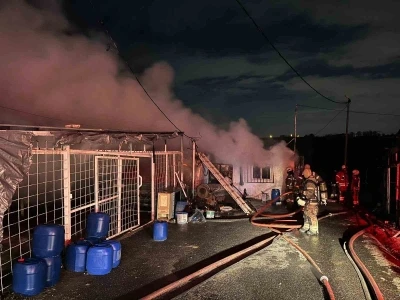 Sultangazi&rsquo;de iki iş yeri alev alev yandı
