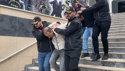 Sultangazi&rsquo;de kan donduran cinayet: Eşiyle ilişkisi olduğunu d&uuml;ş&uuml;nd&uuml;ğ&uuml; adamı &ouml;ld&uuml;rd&uuml;
