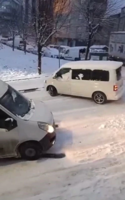 Sultangazi&rsquo;de kar yağışı kazalara neden oldu: Caddeler buz pistine d&ouml;nd&uuml;
