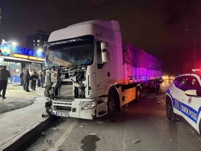 Sultangazi’de kontrolden çıkan tır, park halindeki 5 araca çarptı: 1 yaralı
