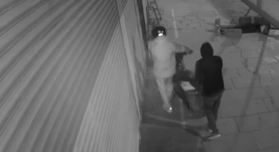 Sultangazi&rsquo;de kuyumcu soygunu girişimi kamerada: İş yeri sahibine saldırdılar, tutuklandılar

