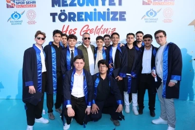 Sultangazi&rsquo;de lise &ouml;ğrencilerinin mezuniyet coşkusu
