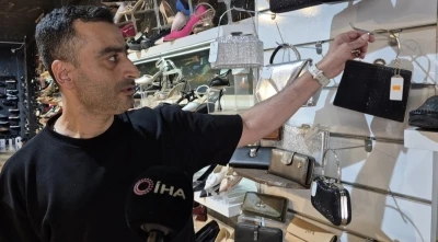 Sultangazi’de müşteri gibi girdiği dükkandan çanta çalan kadın kamerada
