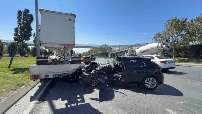 Sultangazi’de otomobil, yol kenarında duran vinçe çarptı: 2 yaralı
