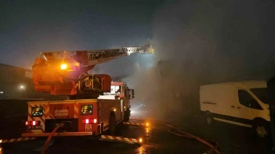 Sultangazi&rsquo;de trafoda başlayan yangın depoyu k&uuml;l etti
