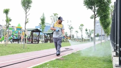 Sultangazi&rsquo;de yeşil alanları ila&ccedil;lama &ccedil;alışmaları s&uuml;r&uuml;yor
