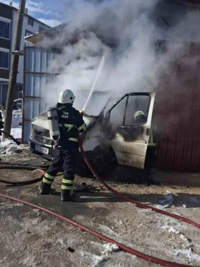 Suluova&rsquo;da park halindeki kamyonet yandı

