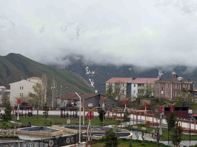 S&uuml;mb&uuml;l Dağı mayısta beyaza b&uuml;r&uuml;nd&uuml;
