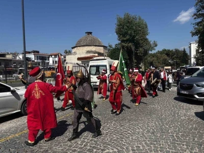 S&uuml;nnet &ccedil;ocukları mehteran eşliğinde tarihi sokaklarda y&uuml;r&uuml;d&uuml;
