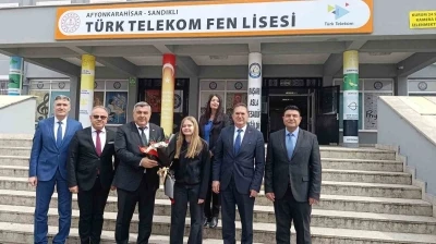 S&uuml;nnetci, YKS adayı gen&ccedil;lere &ouml;ğ&uuml;tler verdi
