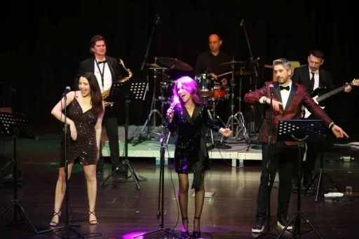 Sunshine Band, yeni yıl konserinde G&uuml;zelbah&ccedil;elileri coşturdu
