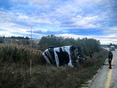 Sunta yüklü tır devrildi: 1 yaralı
