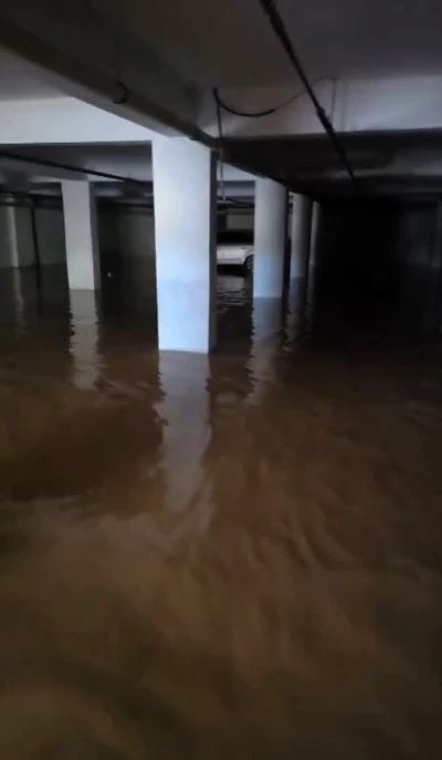 S&uuml;per h&uuml;cre fırtınasının vurduğu Gaziantep&rsquo;te bina otoparkları &ccedil;amurla doldu

