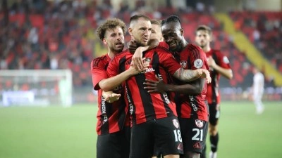 Süper Lig maçı nefesleri kesti! 90+5'te kazandılar