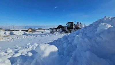 S&uuml;phan Dağı eteğindeki beldede zorlu kar mesaisi
