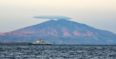 Süphan Dağı’nın zirvesinde ‘mercek bulutu’ görsel şölen oluşturdu
