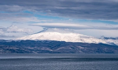 S&uuml;phan Dağı&rsquo;nın zirvesinde mercek bulutu oluştu
