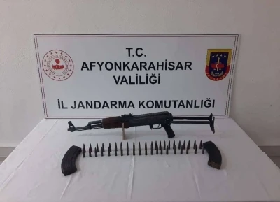 Ş&uuml;phe &uuml;zerine durdurulan otomobilde Kalaşnikov ele ge&ccedil;irildi
