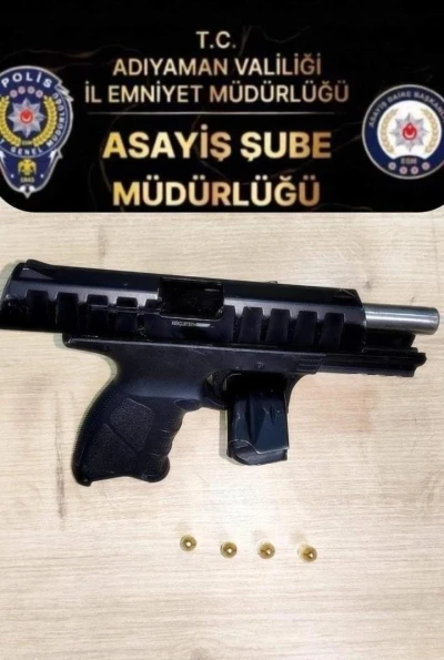Ş&uuml;pheli otomobilde ruhsatsız tabanca ele ge&ccedil;irildi
