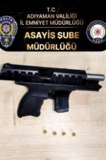 Ş&uuml;pheli otomobilde ruhsatsız tabanca ele ge&ccedil;irildi