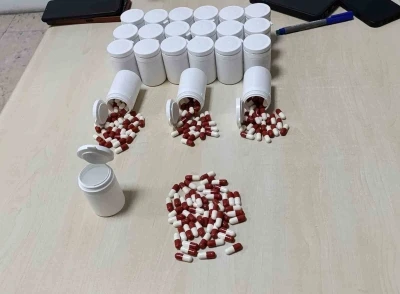 Ş&uuml;phelilerin &ccedil;antasından bin 163 uyuşturucu hap &ccedil;ıktı
