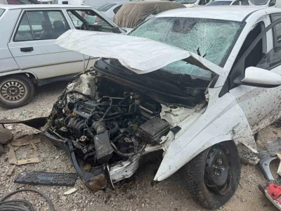 Süratle kavşağa giren otomobil heykelleri biçerek metrelerce havaya uçtu
