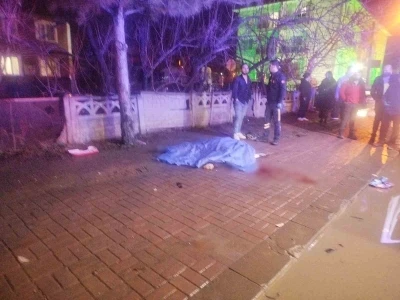 S&uuml;ratli otomobilin &ccedil;arptığı elektrikli bisiklet s&uuml;r&uuml;c&uuml;s&uuml; kadın hayatını kaybetti
