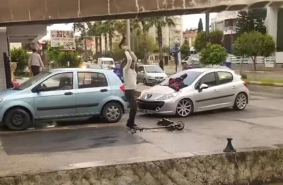 S&uuml;rekli bozulan scootera sinirlendi, &ouml;fkesini taşla par&ccedil;alayarak &ccedil;ıkardı
