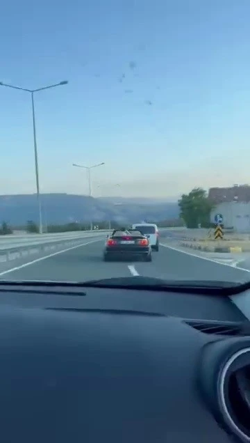 Sürekli şerit değiştirip trafiği tehlikeye attılar
