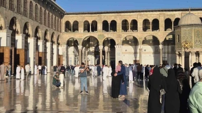 Suriye&rsquo;de binlerce kişi tarihi Emevi Camii&rsquo;nde bayram namazı kıldı
