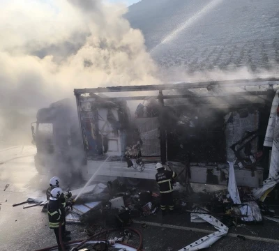 Suriye&rsquo;ye ge&ccedil;iş i&ccedil;in bekleyen tır alevlere teslim oldu
