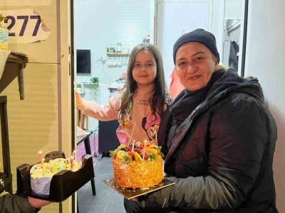 S&uuml;rpriz doğum g&uuml;n&uuml;yle y&uuml;z&uuml; g&uuml;len Alya&rsquo;nın dileği y&uuml;rekleri ısıttı
